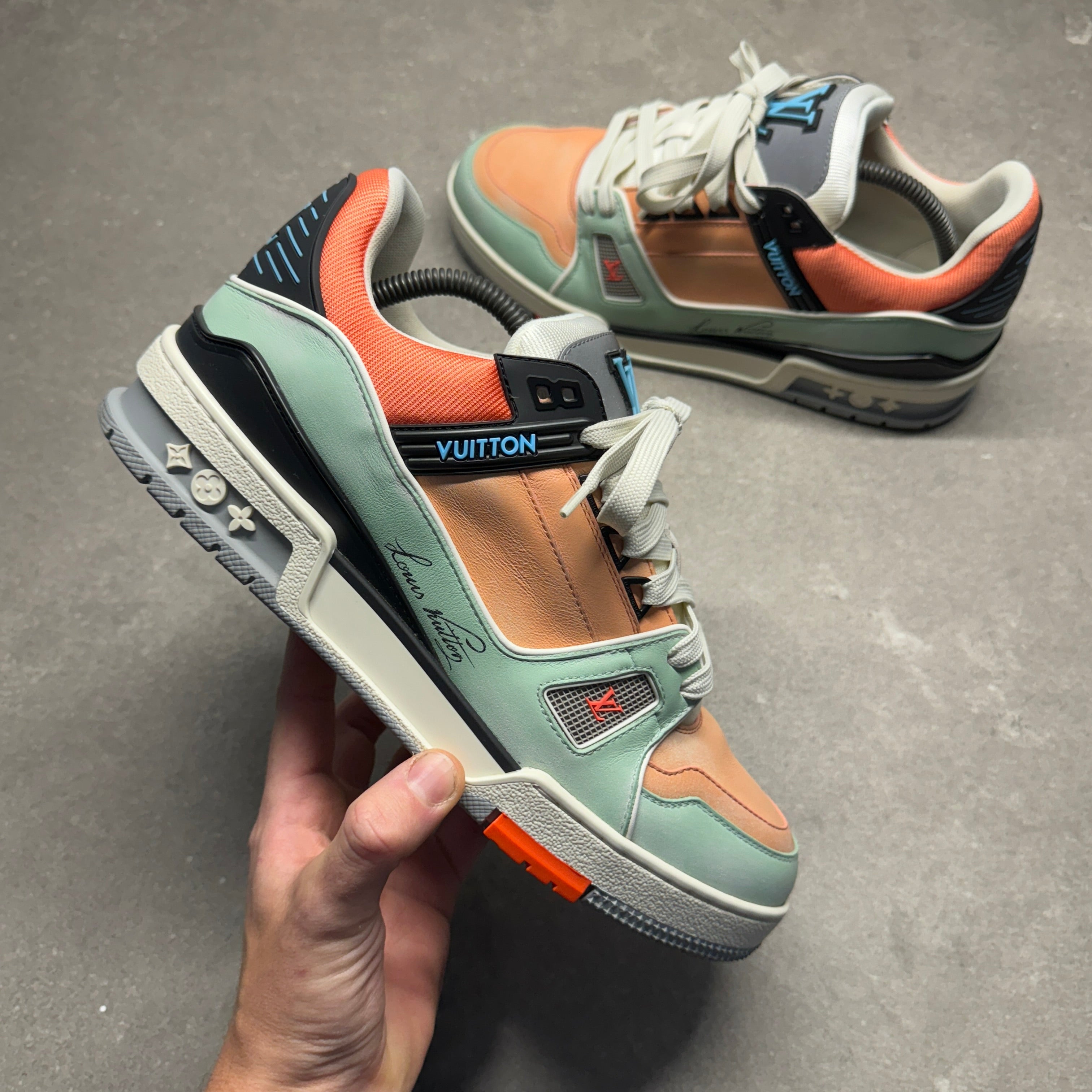 スニーカー LV Trainer uk 8 Louis Vuitton LOUIS VUITTON LV TRAINERS MULTI EU 41 (FIT A UK 8) – Lovedkicks