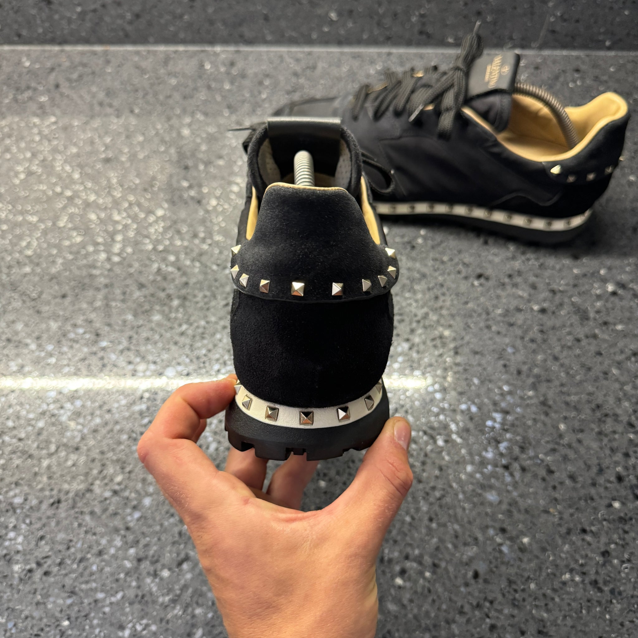 VALENTINO MENS ROCKSTUD BLACK EU 42 (FIT A UK 8 / 8.5