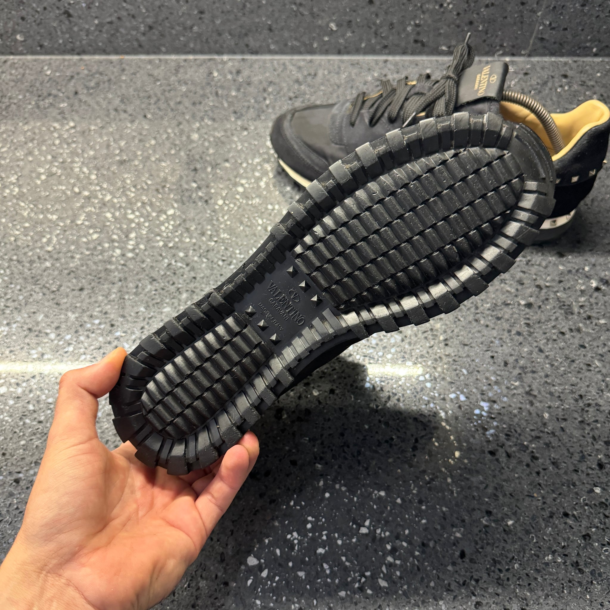 VALENTINO ブラック スニーカー 42 ヴァレンティノガラヴァーニ レザー スニーカー 42 メンズ