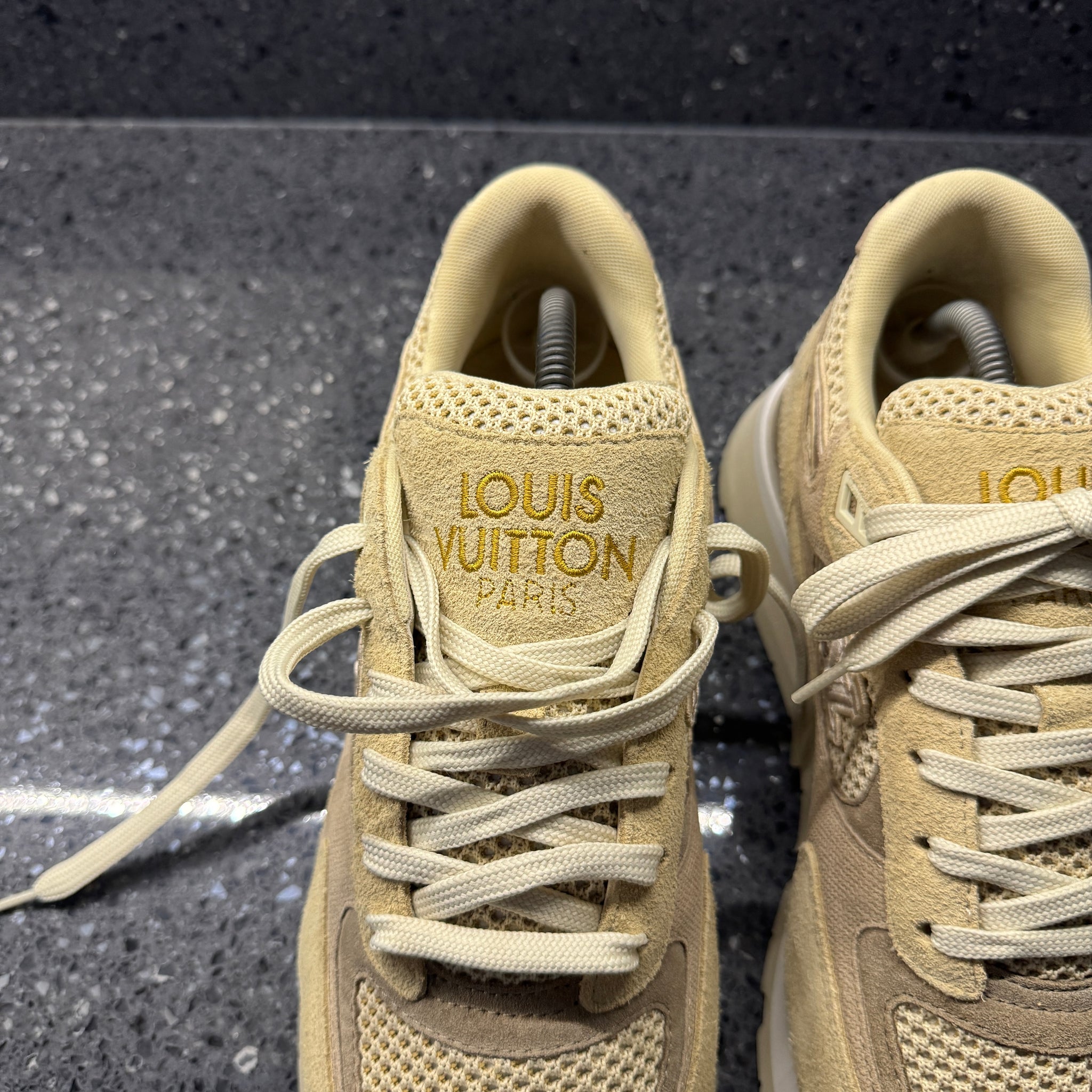 RIOKA　LOUIS VUITTON ミュール LOUIS VUITTON MENS RUN AWAY BEIGE EU 42 (FIT A UK 9) – Lovedkicks