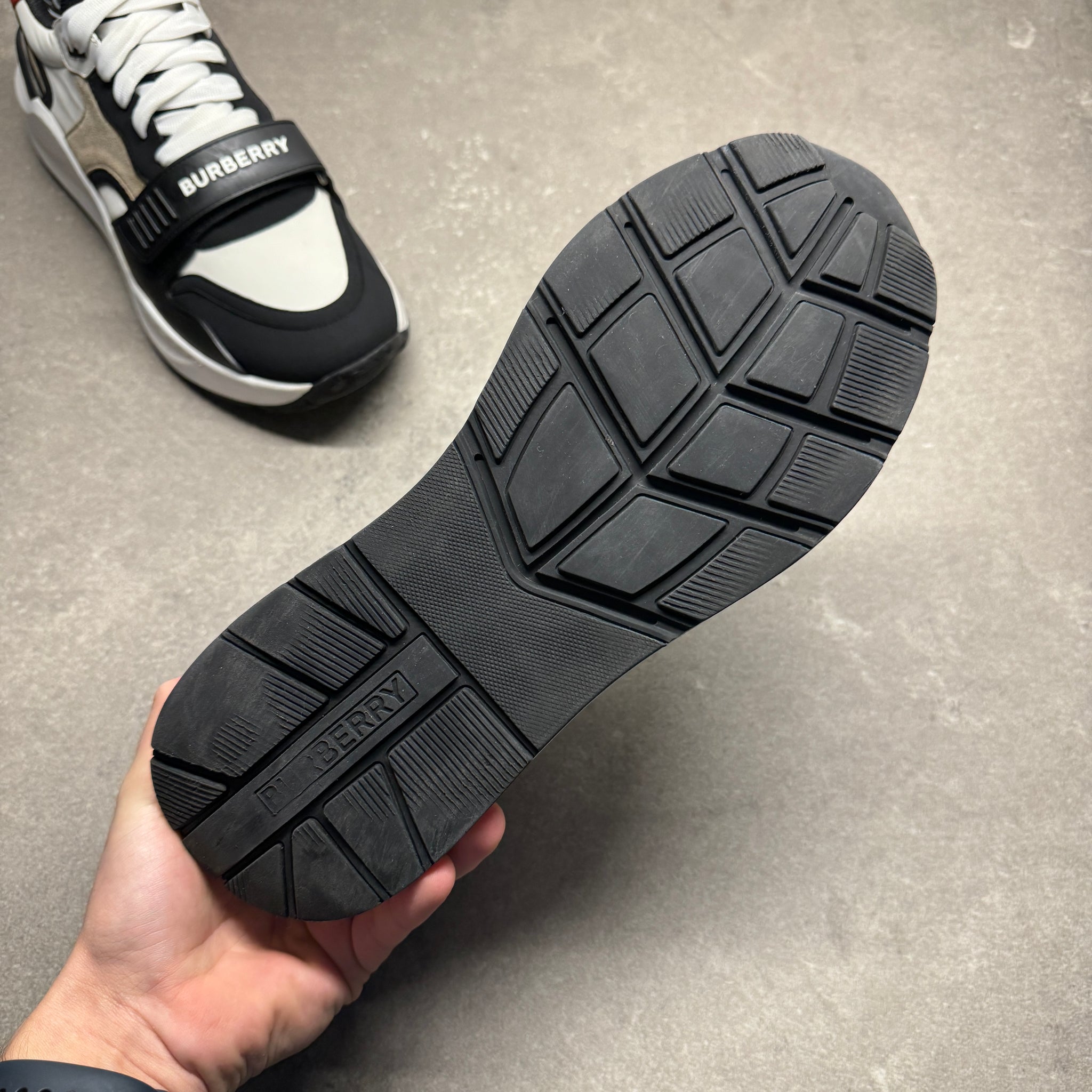 BURBERRY RAMSEY BLACK EU 44 (FIT A UK 10 / 10.5) – Lovedkicks display picture 3