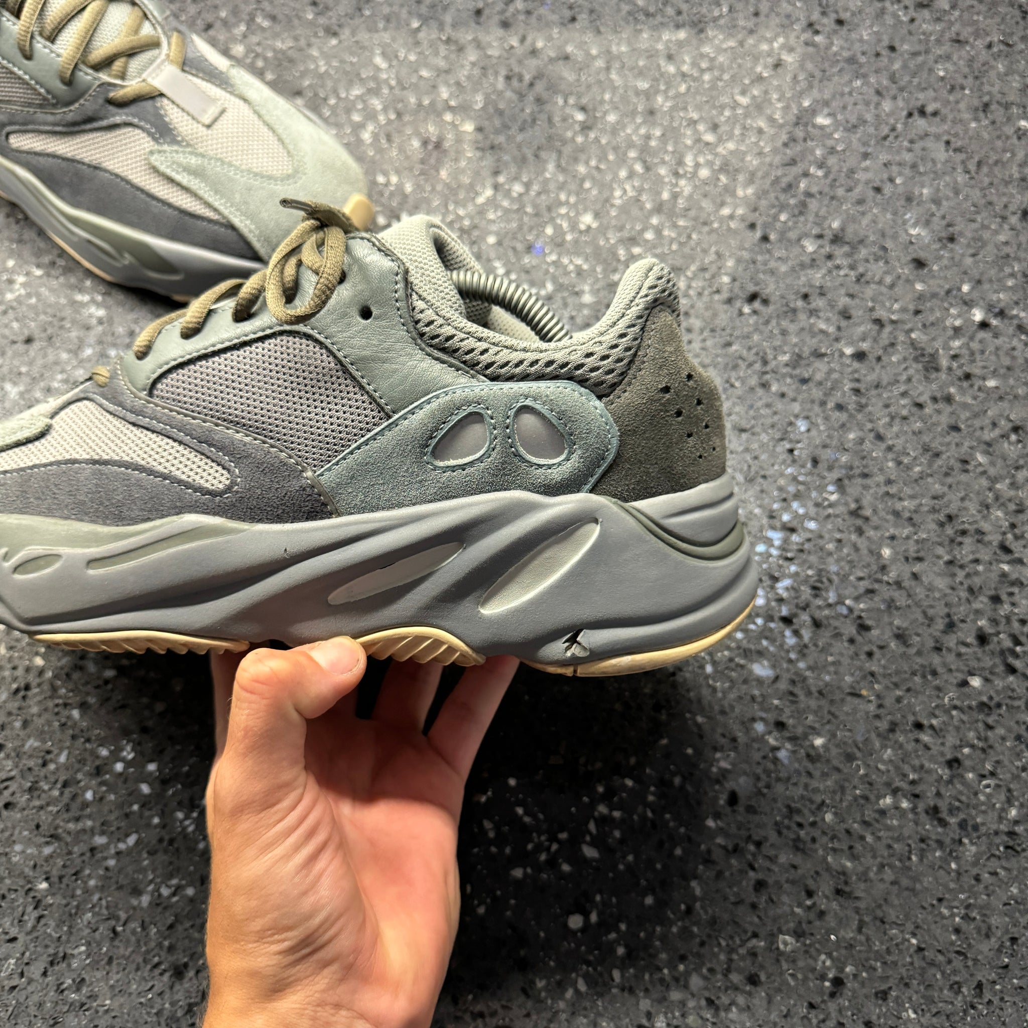 yeezy shoes men 700
