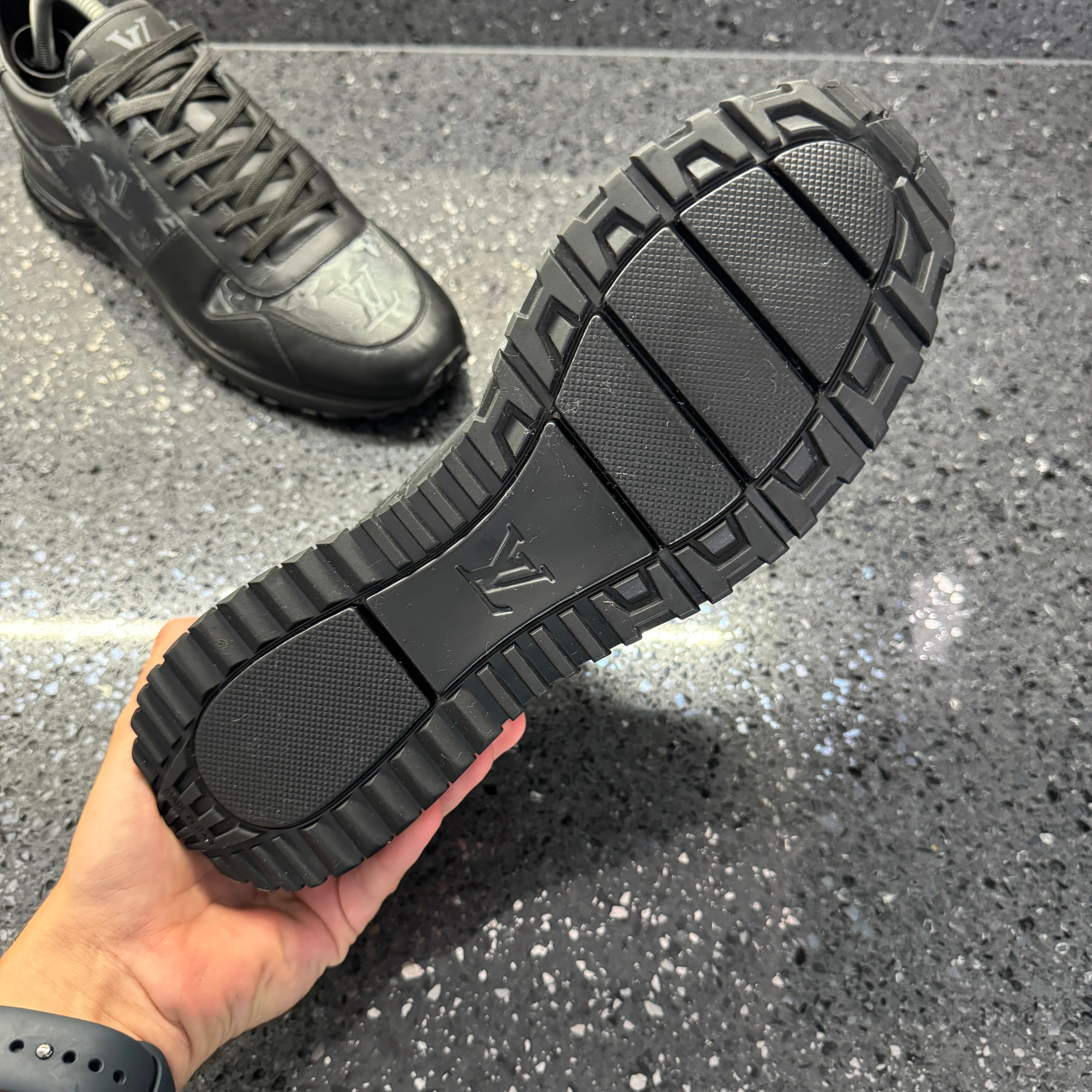 LOUIS VUITTON MENS RUN AWAY BLACK EU 40.5 (FIT A UK 7.5) – Lovedkicks