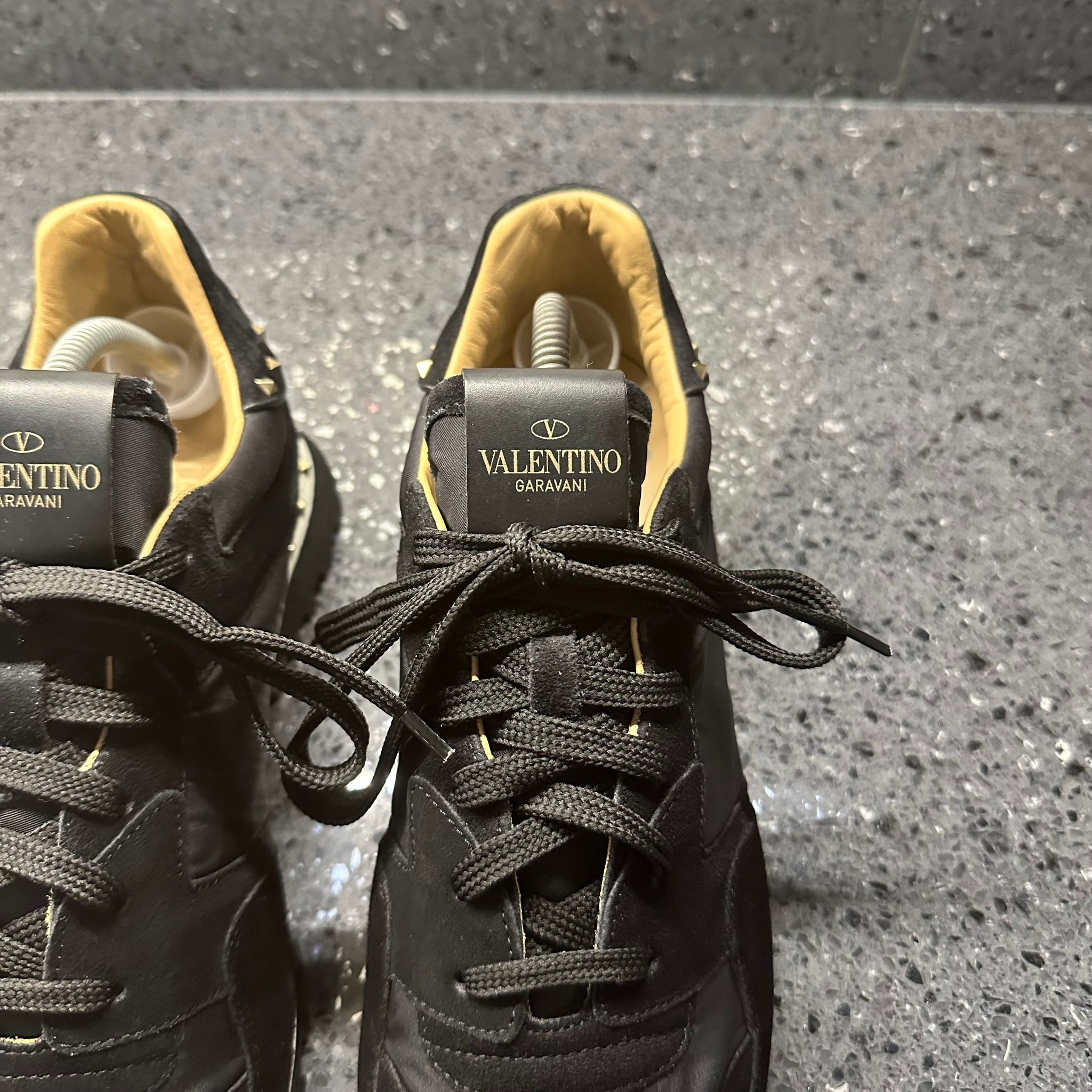 VALENTINO ブラック スニーカー 42 ヴァレンティノガラヴァーニ レザー スニーカー 42 メンズ