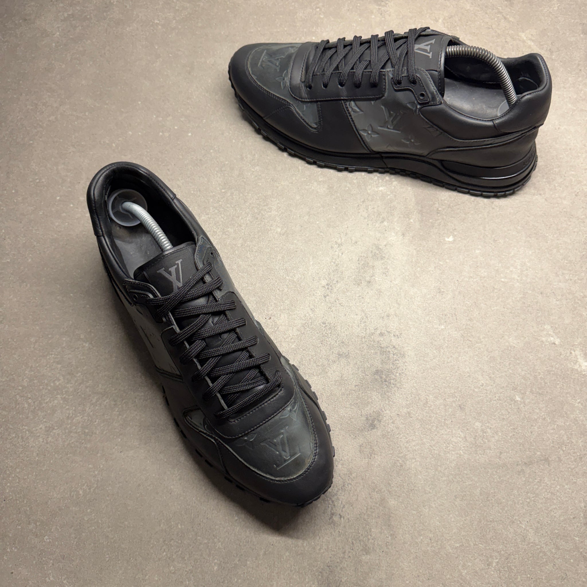 LOUIS VUITTON MENS RUN AWAY BLACK EU 44 (FIT A UK 11) – Lovedkicks
