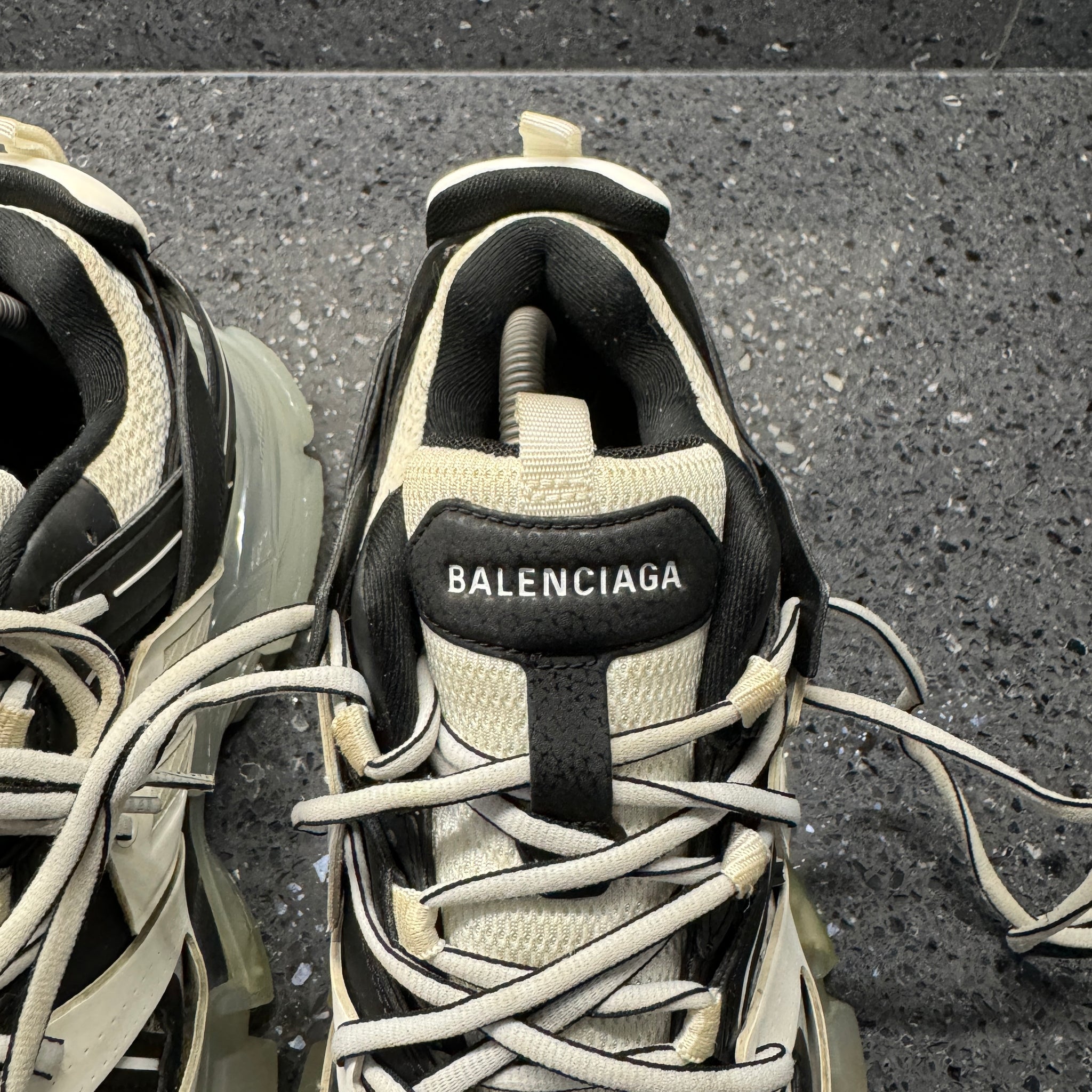 BALENCIAGA Track スニーカー 41 ホワイト/ブラック BALENCIAGA MENS TRACK WHITE EU 41 (FIT A UK 7 / 7.5) – Lovedkicks