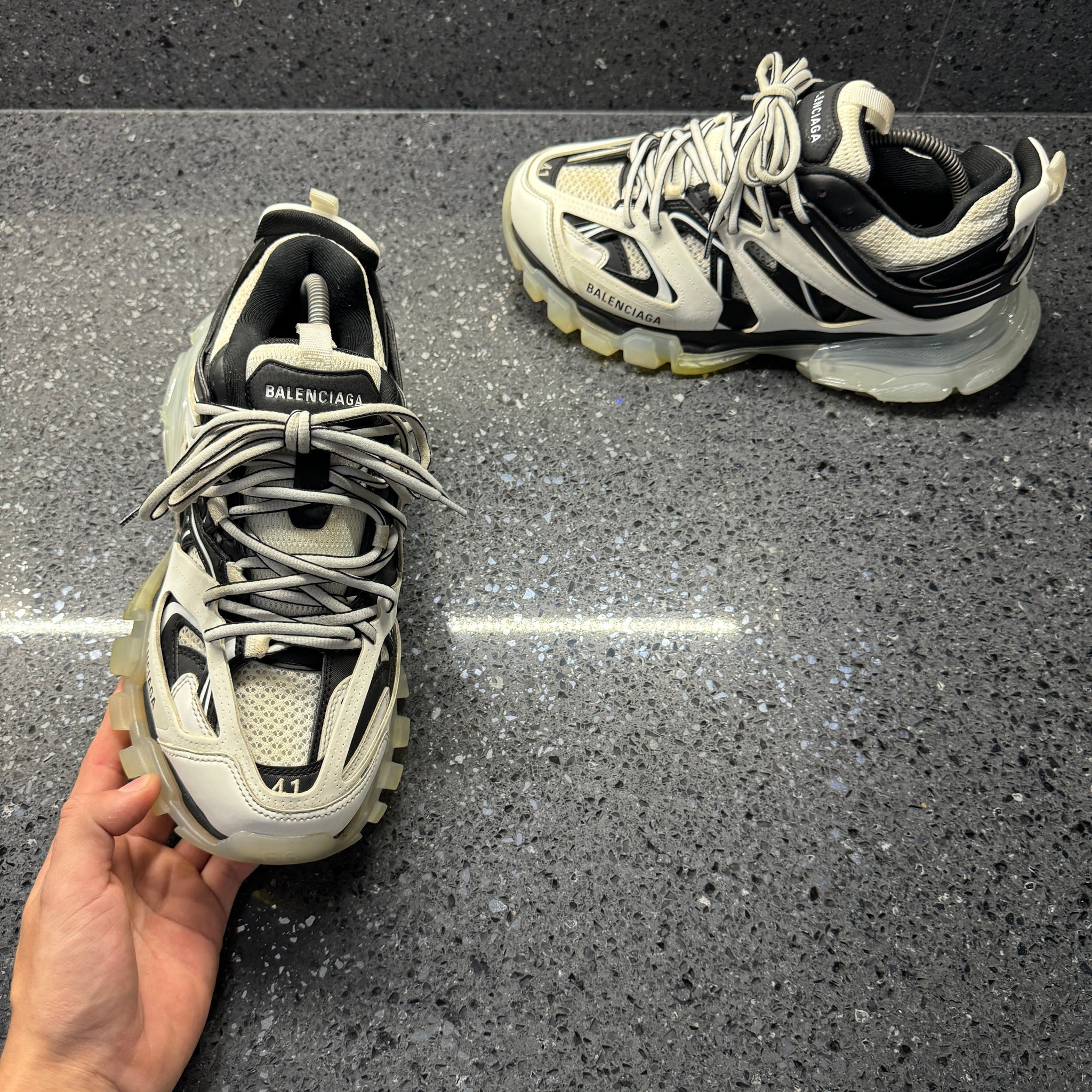 BALENCIAGA Track スニーカー 41 ホワイト/ブラック BALENCIAGA MENS TRACK WHITE EU 41 (FIT A UK 7 / 7.5) – Lovedkicks