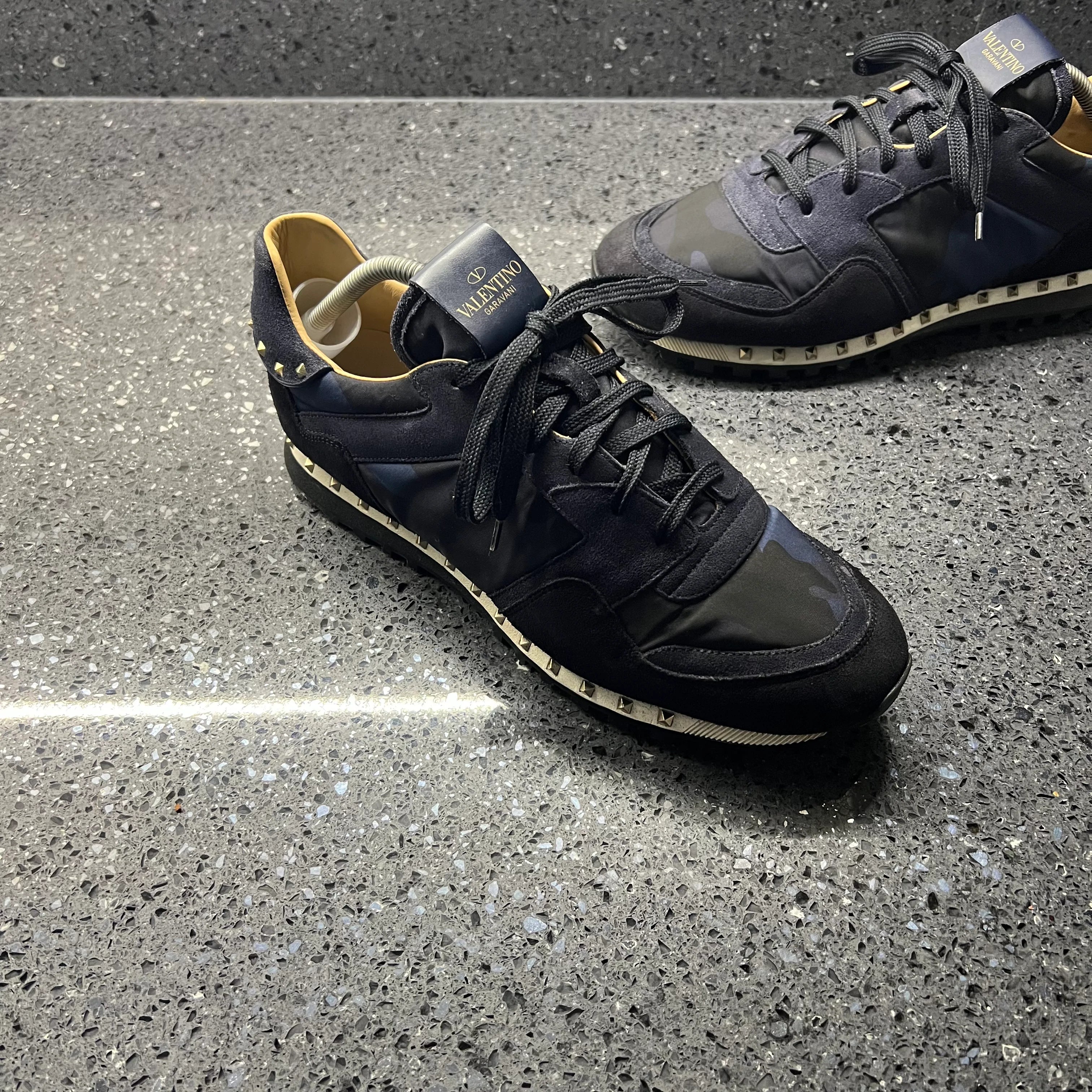 Navy valentino trainers shop