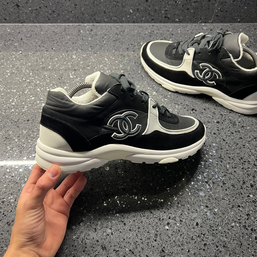 Pre-owned Chanel White Black Cc Logo Runner Trainer Sneaker
